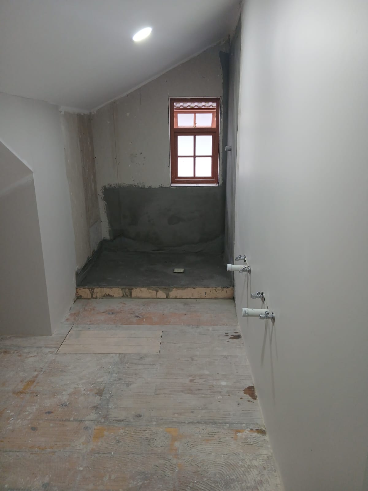 Bathroom before Zimoto renovation